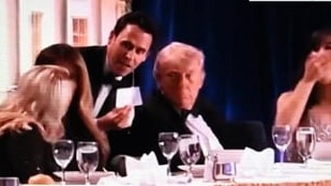 अमेरिका के राष्ट्रपति डोनाल्ड ट्रंप ने कहा कि व्हाइट हाउस कॉरेस्पोंडेंट्स एसोसिएशन के डिनर के पास गोलियां चलने के बाद, एक बंदूकधारी को सीक्रेट सर्विस एजेंटों ने तुरंत काबू में कर लिया।