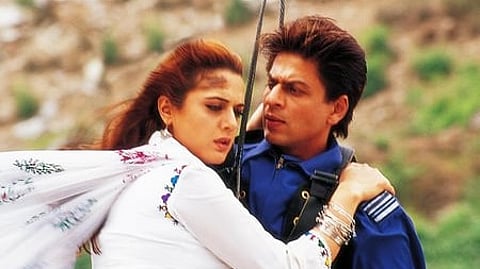 'वीर-जारा', जिसे आज भी बॉलीवुड की सबसे यादगार प्रेम कहानियों में गिना जाता है। फिल्म को लेकर बहुत कम लोग जानते हैं कि इसका एक बेहद लोकप्रिय गाना थिएटर रिलीज से हटा दिया गया था।