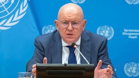 रूस ने स्ट्रेट ऑफ होर्मुज को लेकर ईरान के अधिकार का खुला समर्थन किया है। संयुक्त राष्ट्र में रूस के राजदूत वैसिली नेबेंजिया ने कहा कि मौजूदा हालात में ईरान को इस अहम समुद्री मार्ग पर यातायात नियंत्रित करने का पूरा अधिकार है।