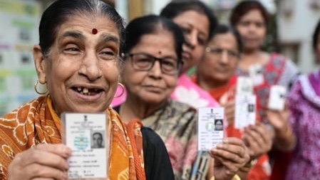 पश्चिम बंगाल चुनाव : मतदान केंद्रों पर महिलाओं की लंबी कतारें, बढ़-चढ़कर हिस्सा ले रहे मतदाता