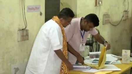 सुवेंदु अधिकारी ने भवानीपुर में मतदान केंद्र का किया निरीक्षण और लोगों से मतदान करने का आग्रह