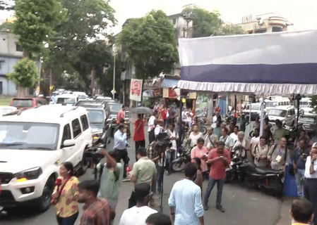 ममता बनर्जी और सुवेंदु अधिकारी पोलिंग बूथ पर पहुंचे, आपस में नहीं की बात