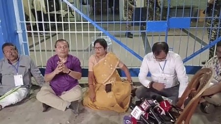 पश्चिम बंगाल : छेड़छाड़ की आशंका को लेकर तृणमूल नेताओं ने ईवीएम स्ट्रॉन्ग रूम के पास धरना शुरू किया