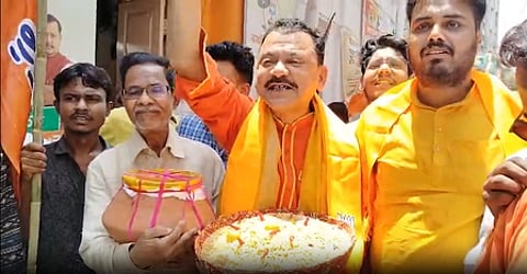 पश्चिम बंगाल में शहर-शहर भाजपा कार्यकर्ताओं का जश्न, कोलकाता में बांटी गईं कमला भोग और झाल मुड़ी