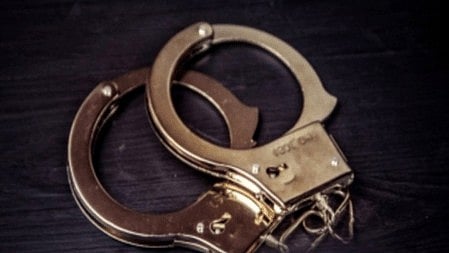 दिल्ली: मधु विहार में पुलिस ने दो बदमाश दबोचे, छीनी गई सोने की चेन और चोरी की बाइक बरामद