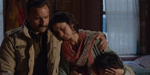 ट्रेलर में पवन की कहानी, जहां एक पत्रकार की हत्या के बाद वह भ्रष्ट सिस्टम, साजिशों और विभागीय जांच के बीच अपने पुलिस कर्तव्य और परिवार की सुरक्षा के बीच झूलता दिखता है