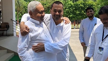 बिहार: निशांत कुमार बनेंगे मंत्री, शपथ ग्रहण से पहले लिया पिता नीतीश कुमार का आशीर्वाद