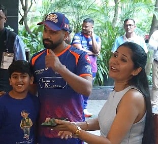 रोहित शर्मा के साथ सेल्फी लेने आई महिला फैन का फोन स्विच ऑफ हो गया, फिर क्या हुआ?