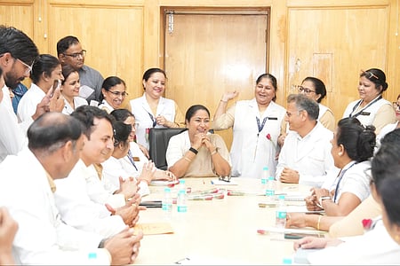 अंतरराष्ट्रीय नर्स दिवस पर सीएम रेखा गुप्ता का बड़ा तोहफा, नर्सिंग इंटर्न्स का स्टाइपेंड 27 गुना बढ़ा