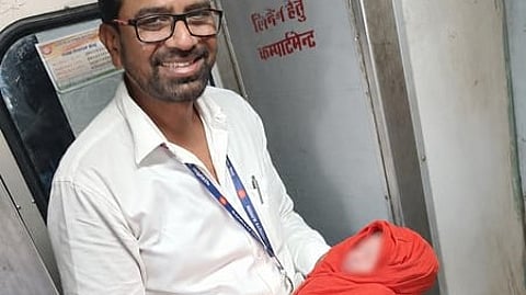 चलती ट्रेनों में दो गर्भवती महिलाओं ने बच्चियों को दिया जन्म, रेलवे कर्मचारियों की मदद से दोनों सुरक्षित