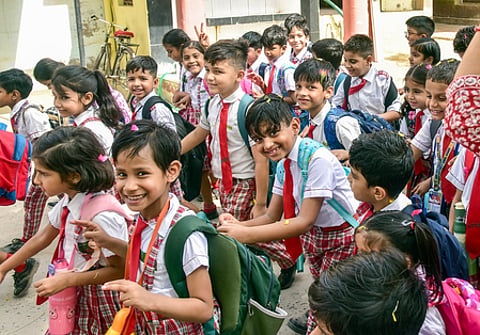 राजनीतिक दलों ने स्कूलों में ‘वंदे मातरम’ का गायन अनिवार्य किया गया है।