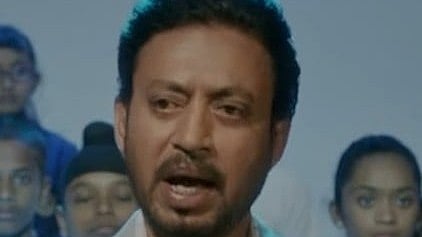 हिंदी सिनेमा की लोकप्रिय और सामाजिक-व्यंग्य फिल्म 'हिंदी मीडियम' ने अपनी रिलीज के नौ साल पूरे कर लिए हैं।