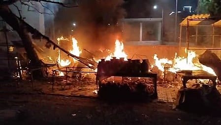 गाजियाबाद : वाहन वर्कशॉप में लगी भीषण आग, कई गाड़ियां जलकर हुई राख