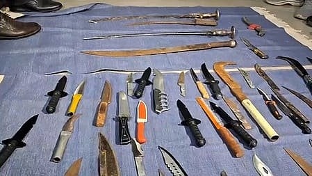 गुजरात के सूरत शहर में कानून-व्यवस्था को चुनौती देने वाले और सोशल मीडिया पर हथियारों के साथ रील बनाकर लोगों के बीच खौफ पैदा करने वाले अपराधियों के खिलाफ सूरत पुलिस की स्पेशल ऑपरेशन ग्रुप (एसओसी) ने एक बड़ा अभियान छेड़ा है।
