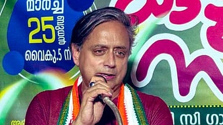 कांग्रेस सांसद शशि थरूर ने विवादास्पद 'कॉकरोच जनता पार्टी' अभियान पर अपनी राय रखी है। थरूर ने कहा कि इस अभियान और इससे संबंधित उनके इंटरव्यू पर मिली प्रतिक्रियाओं का वे स्वागत करते हैं।