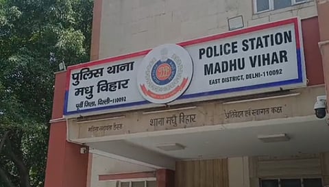 मधु विहार पुलिस ने झपटमारी गिरोह का भंडाफोड़ किया, चार गिरफ्तार; दो मोबाइल और मोटरसाइकिल बरामद