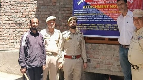 श्रीनगर में ड्रग तस्करों पर बड़ी कार्रवाई, दो करोड़ की अवैध संपत्तियां जब्त