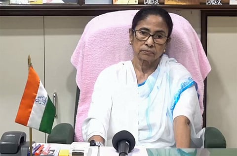 पश्चिम बंगाल: धरने के जरिए मैदान में उतरेंगी ममता बनर्जी, टीएमसी विधायकों की मौजूदगी पर नजर