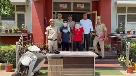 न्यू अशोक नगर पुलिस ने दो स्नैचरों को किया गिरफ्तार, तीन मोबाइल और स्कूटी बरामद