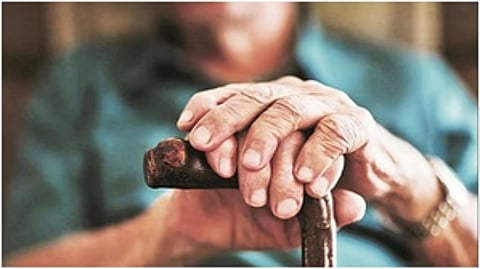 योग से बुढ़ापे में रहेंगे स्वस्थ, आयुष मंत्रालय ने बताए बढ़ती उम्र में योगाभ्यास के फायदे
