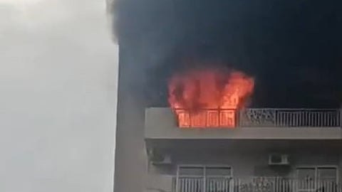नोएडा में दो जगहों पर आग का कहर, सेक्टर-52 और 74 में मची अफरा-तफरी