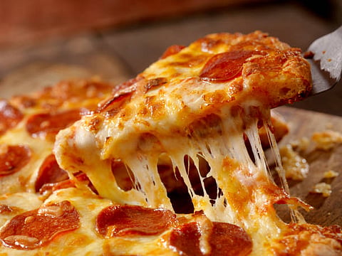 पिज़्ज़ा (Pizza) का नाम सुनते ही बच्चों से लेकर बड़ों तक सभी के मुंह में पानी आ जाता है।