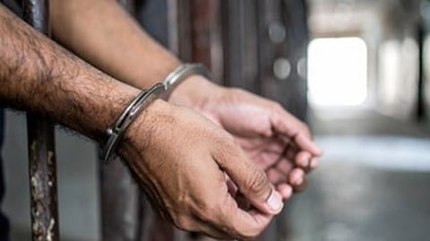 मथुराः धार्मिक स्थलों पर चेन स्नैचिंग का आरोपी मुठभेड़ में घायल, पुलिस ने किया गिरफ्तार
