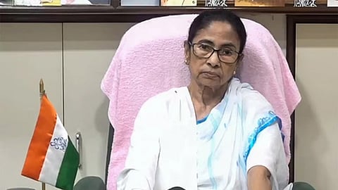 पश्चिम बंगाल में मिली हार के बाद ममता बनर्जी की पार्टी नई मुसीबतों से गुजर रही है। ममता बनर्जी की पार्टी TMC के 20 सांसदों ने भारतीय जनता पार्टी को समर्थन देने का ऐलान कर दिया है। इस समय ममता बनर्जी बिल्कुल अकेली पड़ चुकी हैं। विगत में कई बार ममता के साथ ऐसा हुआ जब वो अकेली पड़ गईं थी।