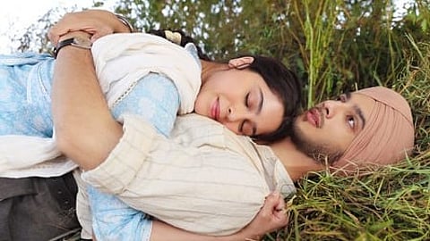 आज के दौर में जहां ज्यादातर प्रेम कहानियां बड़े-बड़े रोमांटिक पलों और दिखावे पर आधारित होती हैं, वहीं फिल्म 'मैं वापस आऊंगा' एक अलग रास्ता चुनती है।