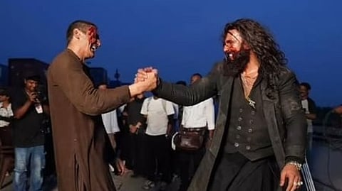 बॉलीवुड अभिनेता अर्जुन रामपाल ने रणवीर सिंह को जन्मदिन के मौके पर खास अंदाज में शुभकामनाएं दीं। उन्होंने सोशल मीडिया पर एक्शन-थ्रिलर फिल्म 'धुरंधर' के सेट से कई अनदेखे पल साझा किए, जिसने फैंस का ध्यान खींचा।