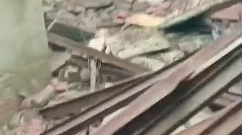 ग्रेटर नोएडा : दादरी के पल्ला गांव में निर्माणाधीन मकान भरभराकर गिरा, टला बड़ा हादसा