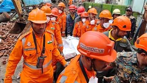 महाराष्ट्र के भिवंडी में चार मंजिला इमारत गिरने से 8 लोगों की मौत, बचाव अभियान जारी (लीड-1)