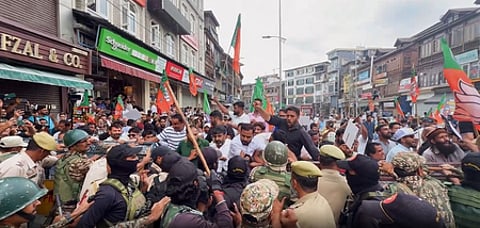 श्रीनगर में एनसी और भाजपा का आमने-सामने विरोध प्रदर्शन, पुलिस ने दोनों दलों के मार्च को रोका