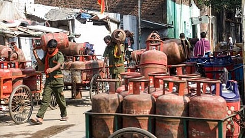 ग्रामीण एलपीजी उपभोक्ताओं को बड़ी राहत, अब 25 दिन में दोबारा बुक करा सकेंगे गैस सिलेंडर