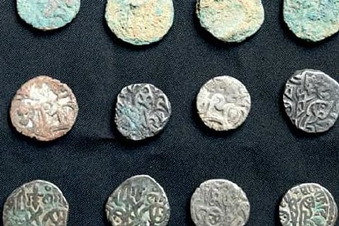 उत्तर प्रदेश के बागपत के एक स्थानीय व्यापारी को प्राचीन सिक्के मिले। (IANS)