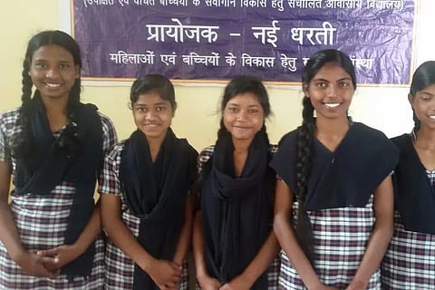 बिहार की अनाथ और कचरा बीनने वाली लड़कियों के सपनो को लगे पंख जब उनके हाथ में आई किताब (IANS)
