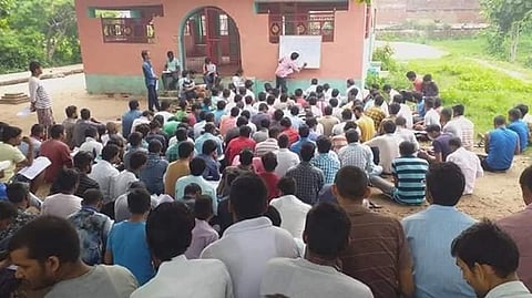 बिहार के सासाराम स्थित एक जैन मंदिर में पढ़ने वाले बच्चे। (IANS)