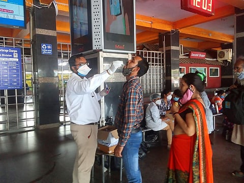 कुछ राज्य कम कर रहे हैं कोविड की टेस्टिंग।(Wikimedia Commons)