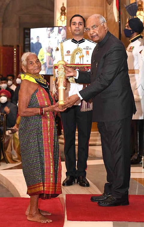 अपने पारंपरिक परिधान और नंगे पैर पहुंची थीं तुलसी गौड़ा जो उनकी विशेषता को दर्शाता है(Twitter)