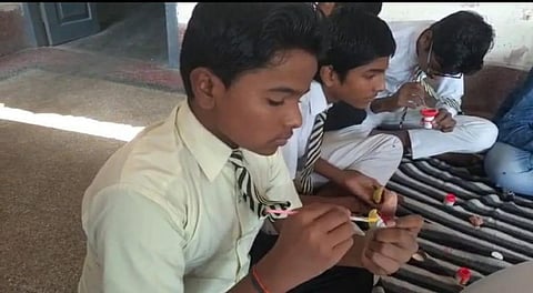 अपनी कुशलता को बढ़ाने के साथ-साथ गरीबों की सहायता भी करते हैं यह बच्चे।