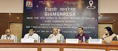 महात्मा गांधी राष्ट्रीय ग्रामीण रोजगार गारंटी योजना (मनरेगा) में अब गफलत करना आसान नहीं होगा, क्योंकि मध्य प्रदेश में दो मोबाइल एप बनाए गए है. (Wikimedia Commons)