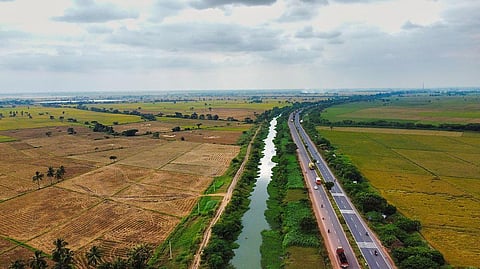 राष्ट्रीय राजमार्गों का निर्माण अपशिष्ट प्लास्टिक का उपयोग करके किया गया है।(wikimedia commons)