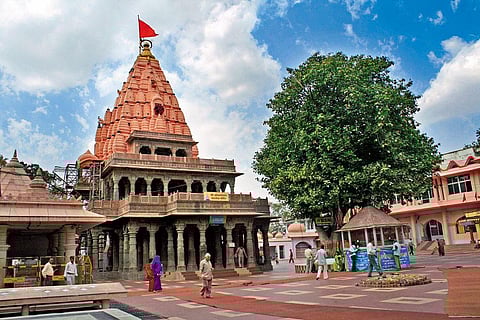 महाकालेश्वर मंदिर प्रांगण (wikimedia commons)