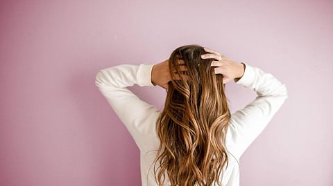 Hair Care Tips: इन गर्मियों में बालों को डेमेज से बचाने के लिए अपनाइए यह नेचुरल तरीके (Unsplash)