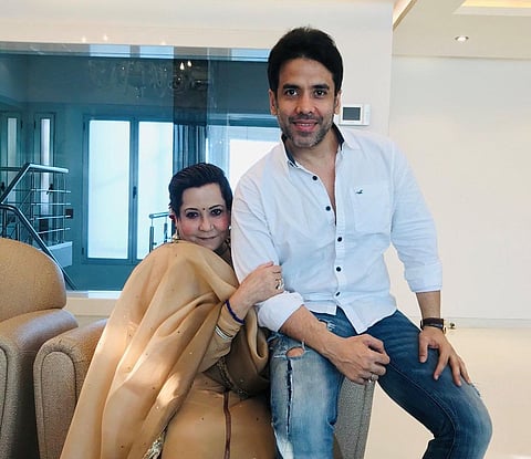 अभिनेता तुषार कपूर और उनकी माता शोभा कपूर| (सोशल मीडिया)