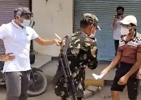 अमन को दादी के जाँच के लिए जाते समय कलेक्टर साहब से थप्पड़ मारा था।(साभार: ट्विटर)