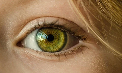 संगीता की आँखों की रौशनी वापस लाने आए समाजसेवी।(सांकेतिक चित्र, Pixabay)