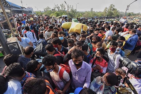 दिल्ली में लॉकडाउन की घोषणा होने के बाद कई मजदूर अपने गावों की तरफ पलायन कर रहे हैं।(सोशल मीडिया)