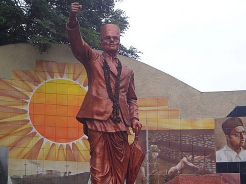 यूपी एसेंबली गैलरी में वीर सावरकर की फोटो पर क्यों है विवाद?