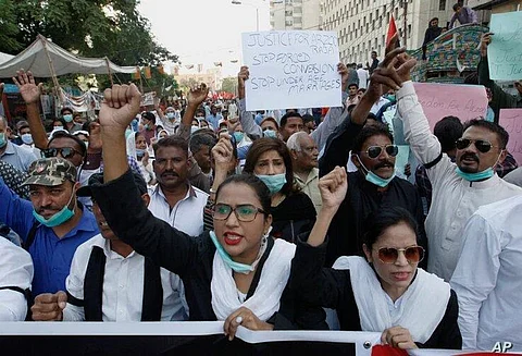 Pakistan में न तो मंदिर सुरक्षित और न ही अल्पसंख्यक बेटियाँ!